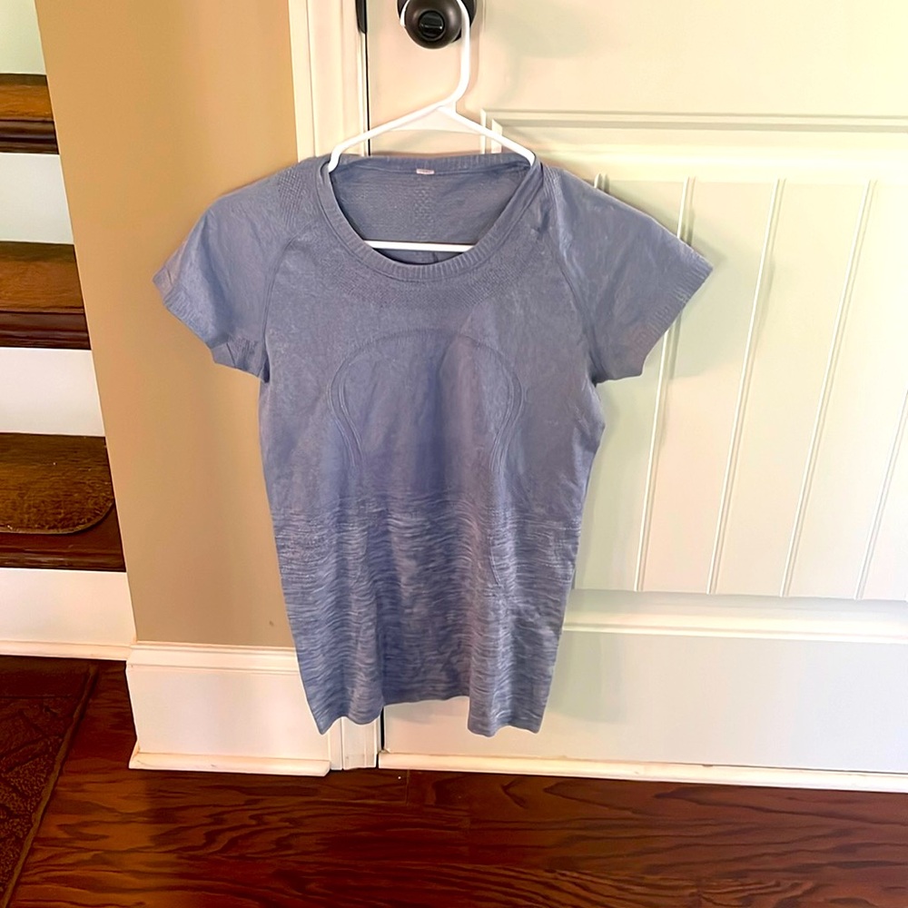 Lululemon size 4 swiftly shirt